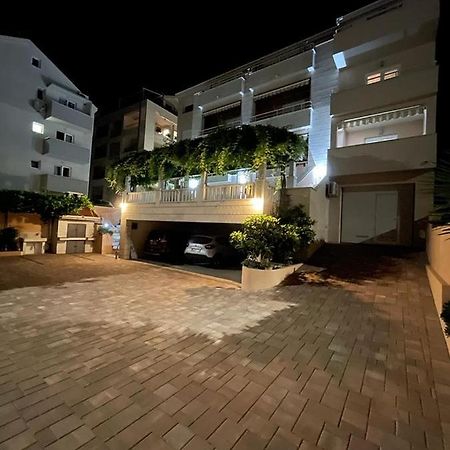 Apartments Stone Tucepi Bagian luar foto