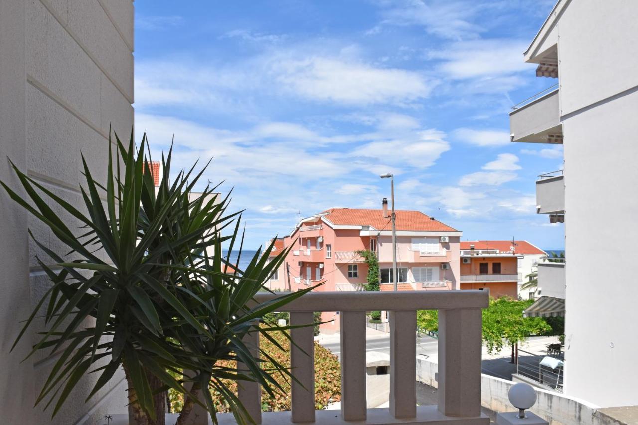 Apartments Stone Tucepi Bagian luar foto