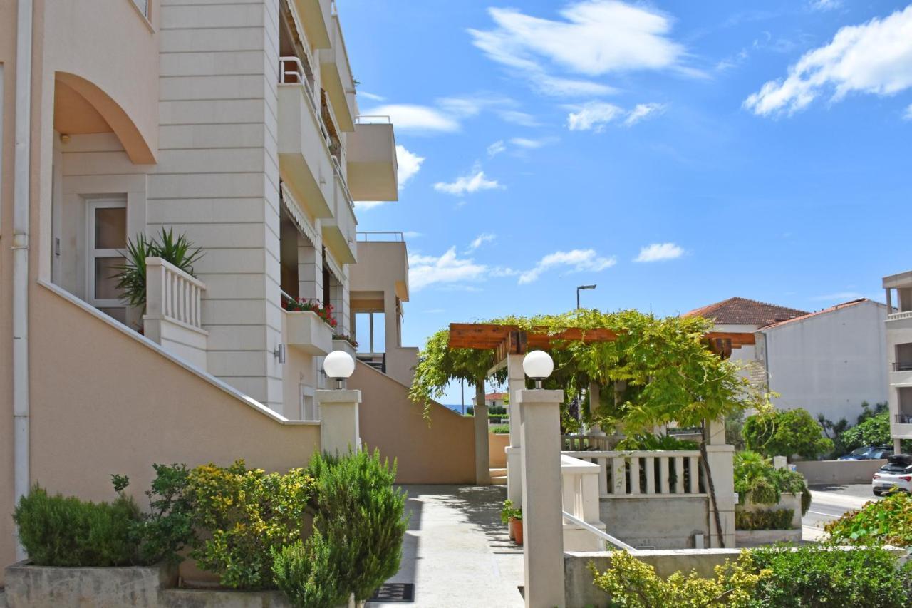 Apartments Stone Tucepi Bagian luar foto