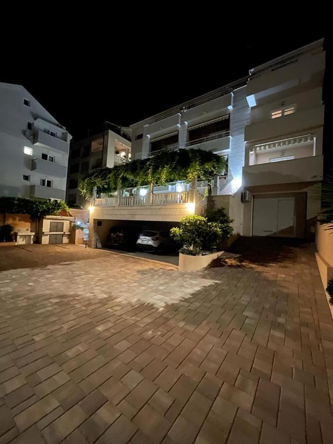 Apartments Stone Tucepi Bagian luar foto